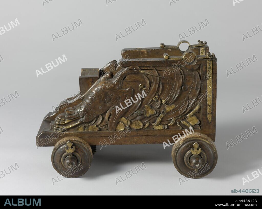 Rolling horse from the Reygersberg family cannon, Original oak rolling horse. The gilt iron fittings are sculpted and show herons among aquatic plants., anonymous, Nederlanden, 1678, oak (wood), beslag, cutting, h 46.5 cm × w 54 cm × d 68 cm.