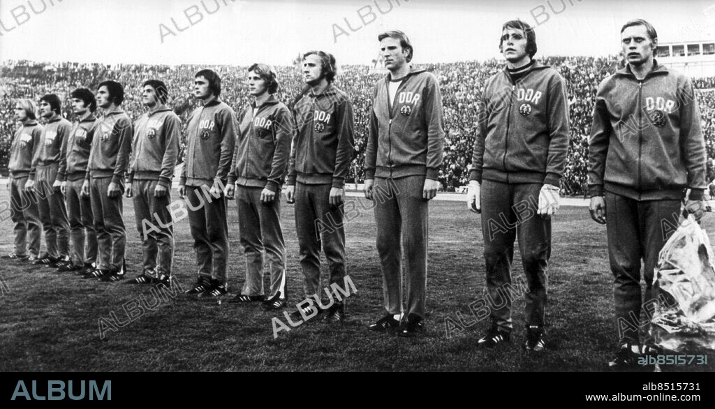 ÖSTTYSKLAND 1974 - Det östtyska fotbollslandslaget Fr.v. : Bernd Bransch, Torwart Jürgen Croy, Klaus Sammer, Hans-Jürgen Kreische, Joachim Fritsche, Lothar Kurbjuweit, Reinhard Lauck, Wolfgang Seguin, Wolfram Löwe, Peter Ducke und Joachim Streich. Fotokod: 190 COPYRIGHT SCANPIX SWEDEN.