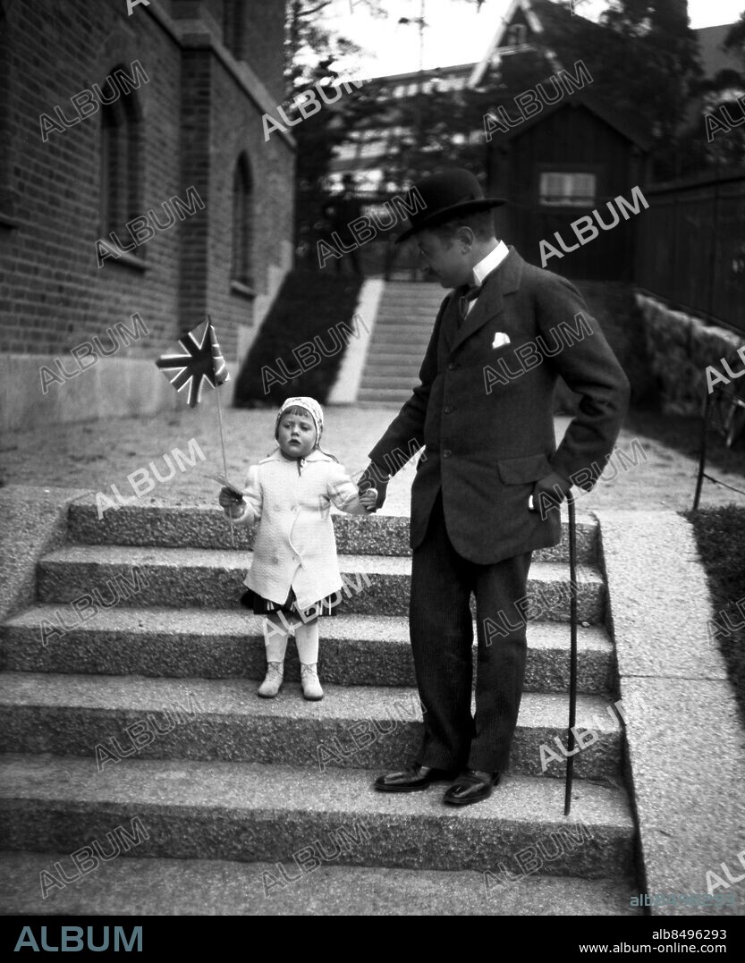 ARKIV 1915 . Erik Ljungberger blev 1906 efter kortare anställningar på Aftonbladet, Dagen och Dagens Nyheter medarbetare på Svenska Dagbladet där han skrev under signaturen Kaifas. Han var bla verksam som teaterkritiker. 1931-1932 var han huvudredaktör för Hvar 8 Dag. Här tillsammans med sin dotter.. Erik Ljungberger, Swedish journalist and theatre critic together with his daughter. Foto: TT / Kod 1900.