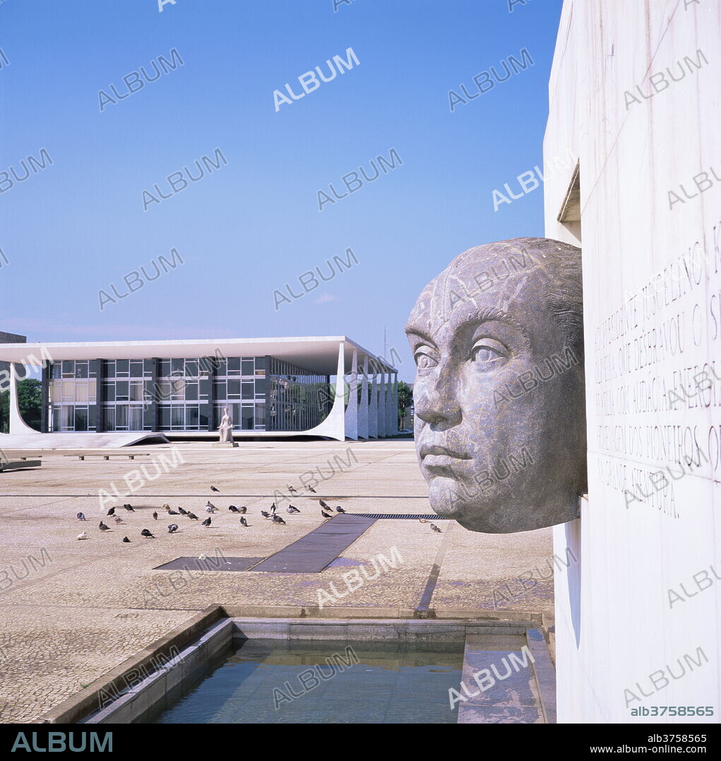 President Juscelino Kubitschek, with Supremo Tribunal Federal in the background, Brasilia, UNESCO World Heritage Site, Brazil, South America.