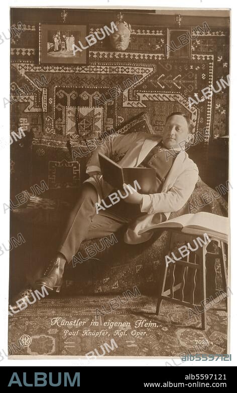 Paul Knüpfer, opera singer; Halle 21.6.1865 - Berlin 4.11.1920. Paul knotters studying a role. From a photo series: "Artists in their own home", around 1910. Berlin, Sammlung Archiv für Kunst und Geschichte.