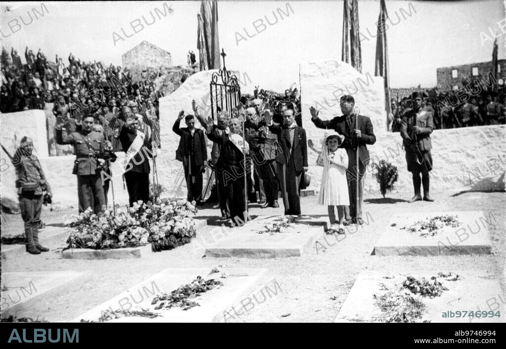 1939. Inauguración, en Andújar (Jaén), del cementerio donde Reposan para siempre los Muertos en el asedio del santuario de la Virgen de la Cabeza. El capitán general Dávila, Generales de la guardia civil y Autoridades durante el compromiso y colocación de una gran corona de Flores.
