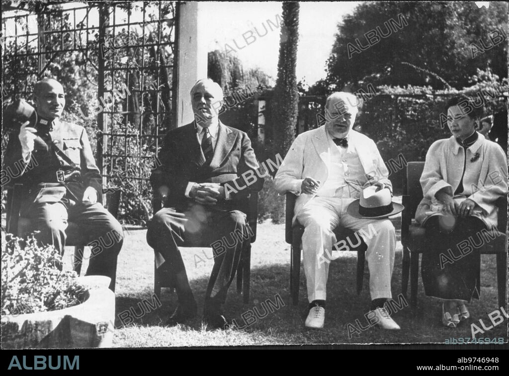 El Cairo (Egipto). 22/11/1943. Entre el 22 y el 26 de noviembre de 1943, se celebró una conferencia en El Cairo, entre Estados Unidos, Reino Unido y la China nacionalista, representados por Chiang Kay Chek (izq.), Franklin D. Roosevelt, Winston Churchill y Soong May Ling, Madame Chiang Kay Chek.