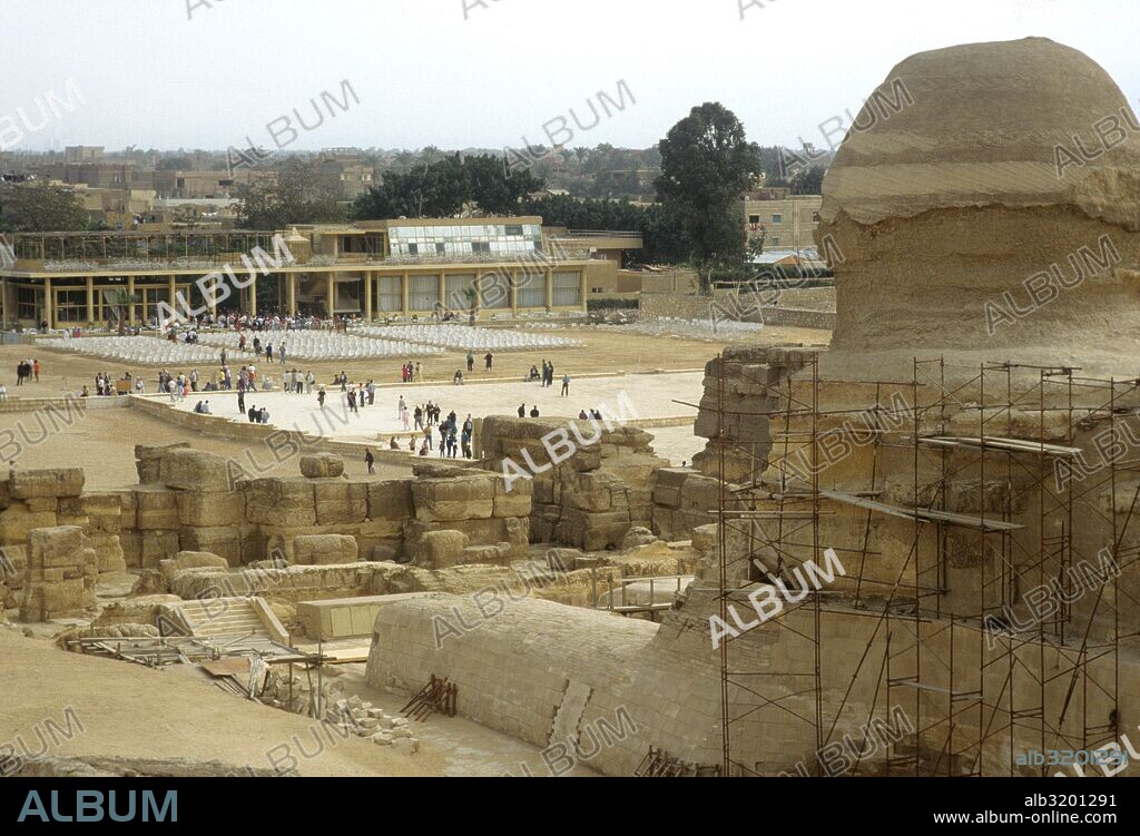 La Gran Esfinge de Guiza, monumental escultura que se encuentra en la ribera occidental del río Nilo, en la ciudad de Guiza, Egipto.