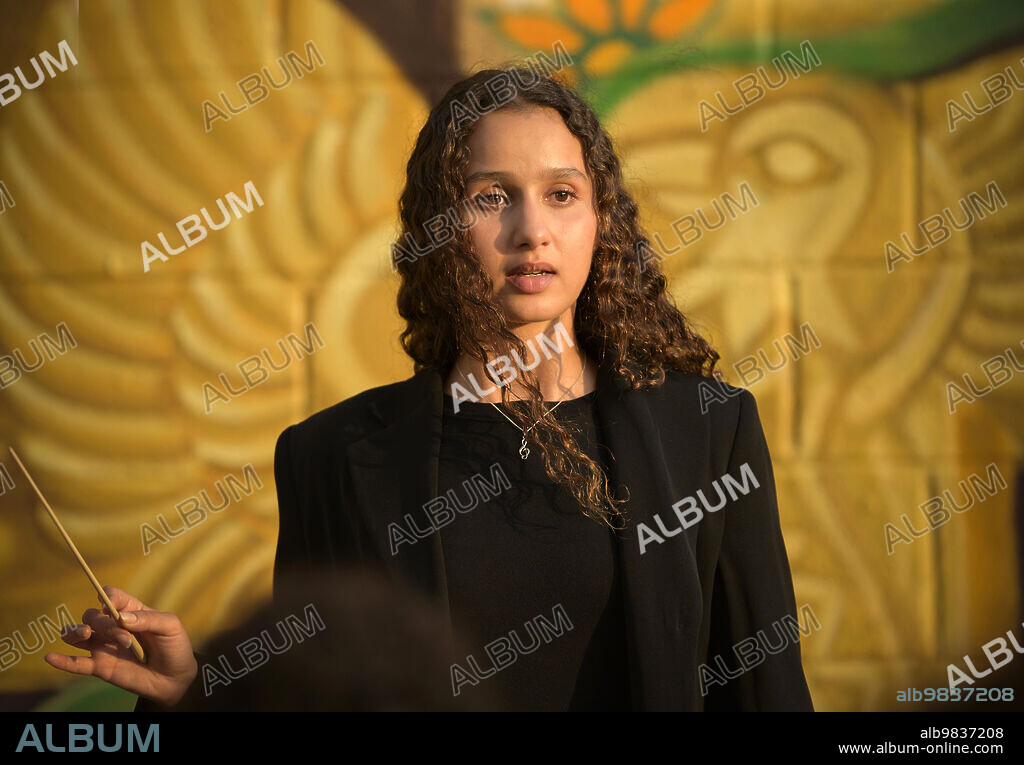 OULAYA AMAMRA en DIVERTIMENTO, 2022, dirigida por MARIE-CASTILLE MENTION-SCHAAR. Copyright FRANCE 2 CINEMA.