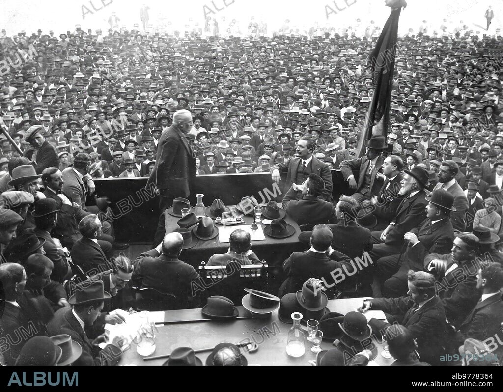 Córdoba, 5/3/1911. El político Pablo Iglesias dando un mitin en la plaza de toros de Córdoba ante una multitud.