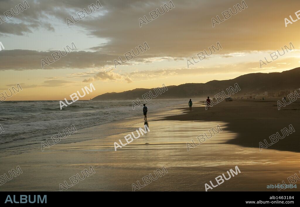 Vista de la PLAYA al ATARDECER. Castelldefels. Comarca del Baix Llobregat. Provincia de Barcelona. Cataluña.