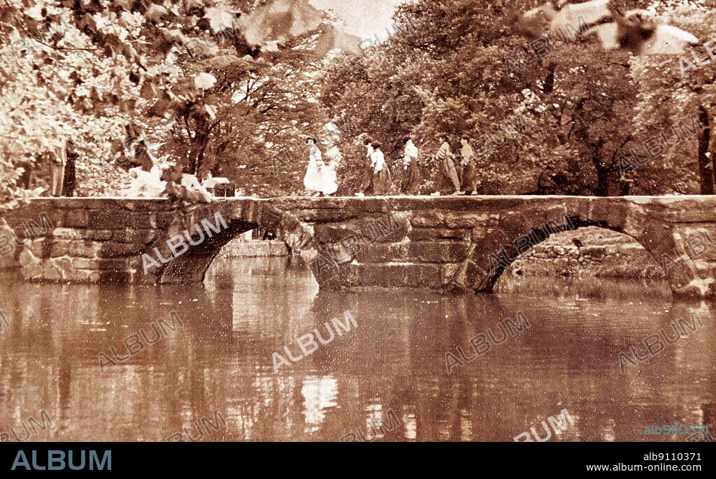 The Ojak-gyo, literally meaning the bridge of crows and magpies, was named after a legend of crows and magpies that fly side by side across the Milky Way on July 7th every year in order to keep a rendez-vous with the woman-star, Vega, and the man-star, Altair. The term Ojakgyo can also designate someone that connects two loving people. The bridge in Namwon city, in Jeolla Bukdo Province, was built during the Joseon dynasty in 1582. Joseon (1392 - 1910).