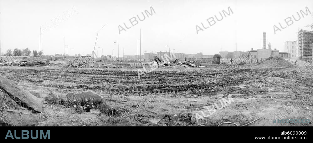Berlin, Tiergarten/Mitte (centre) districts, Potsdamer Platz.-View from Potsdamer Platz across Leippziger Platz toward East Berlin.-Photo, 1991.
