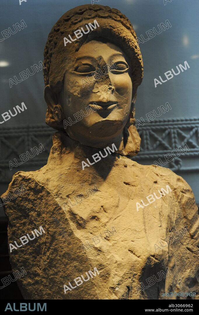 Kore. Estatua de joven mujer con vestido de lino (chiton) y manto (himation). Hacia 490-470 a. C. Procedente de Vouni, Chipre. Detalle. Museo del Mediterráneo y Antigüedades del Oriente Próximo (Museum of Mediterranean and Near Eastern Antiquities). Estocolmo. Suecia.
