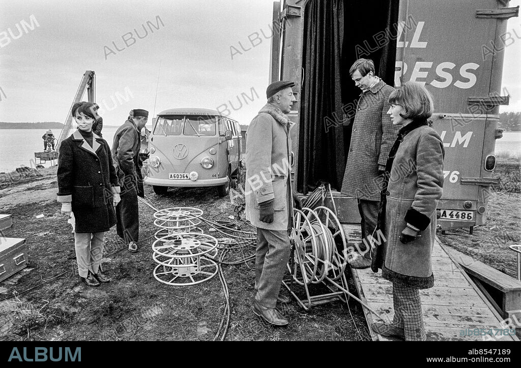 BERGA 1967-02.. Provsändning av färg-TV från Berga helikopterskola. Här ses bl.a. Anita Lindman (tv), programpresentatör, programledare och producent på Sveriges Television, och Bengt Feldreich (3:e frh), TV-producent.. Foto: Bo-Aje Mellin / RiR / SVT / Kod: 5600. Notis publ. i RiR 15/67 sid. 54.. RiR 18519 sv/v neg  . TV-kameror.