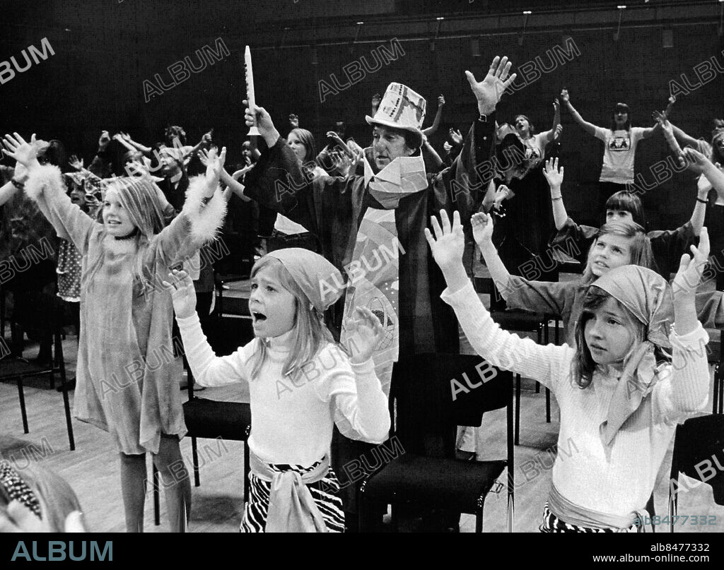 Stockholm 1976-01-22. Hasse Funck och hans mini-midi-maxi-funckare medverkar i SOS-barnbyarnas Vänners konsert-show i Konserthuset. Foto: SvD / TT / kod 12014.