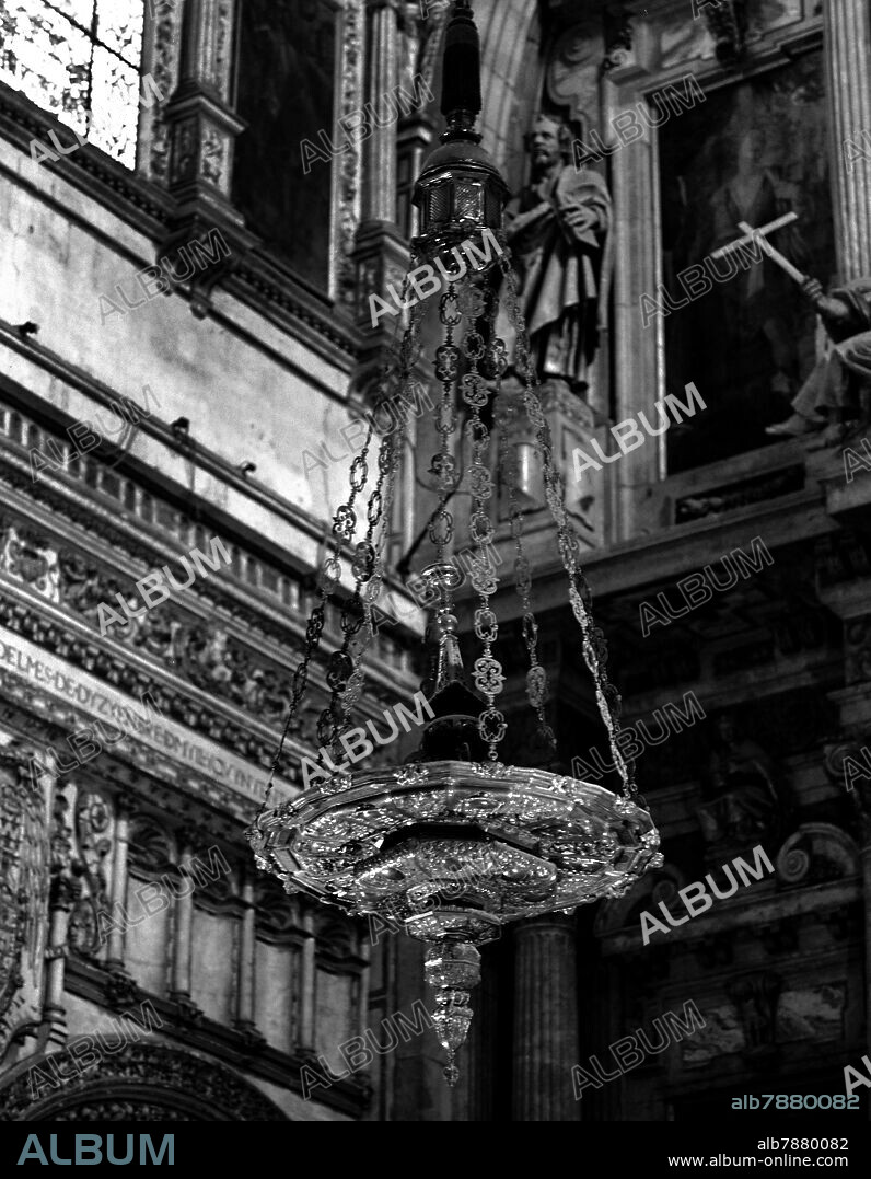 SANCHEZ DE LA CRUZ MARTIN. LAMPARA DE PLATA DE LA CATEDRAL DE CORDOBA SITUADA EN EL CENTRO DEL CRUCERO - SIGLO XVII - FOTOGRAFIA EN BLANCO Y NEGRO - AÑOS 60.