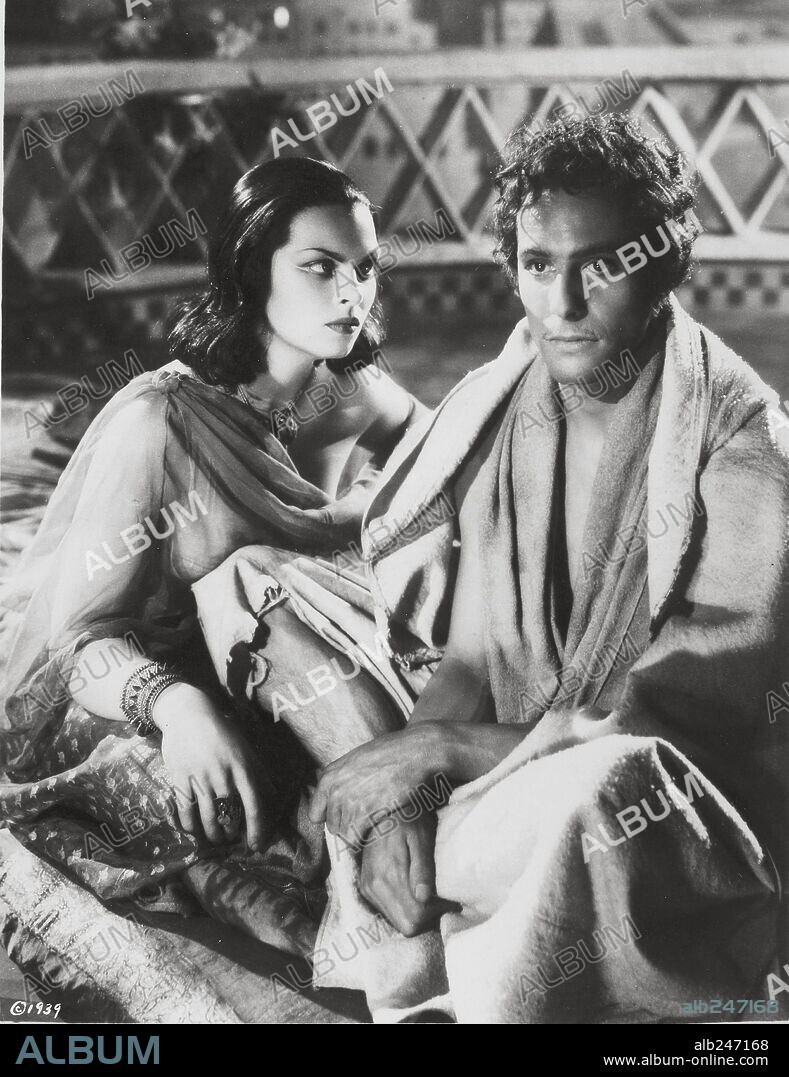 JOHN JUSTIN and MARY MORRIS in THE THIEF OF BAGDAD, 1940, directed by ALEXANDER KORDA, LUDWIG BERGER, MICHAEL POWELL, TIM WHELAN, WILLIAM CAMERON MENZIES and ZOLTAN KORDA. Copyright KORDA.