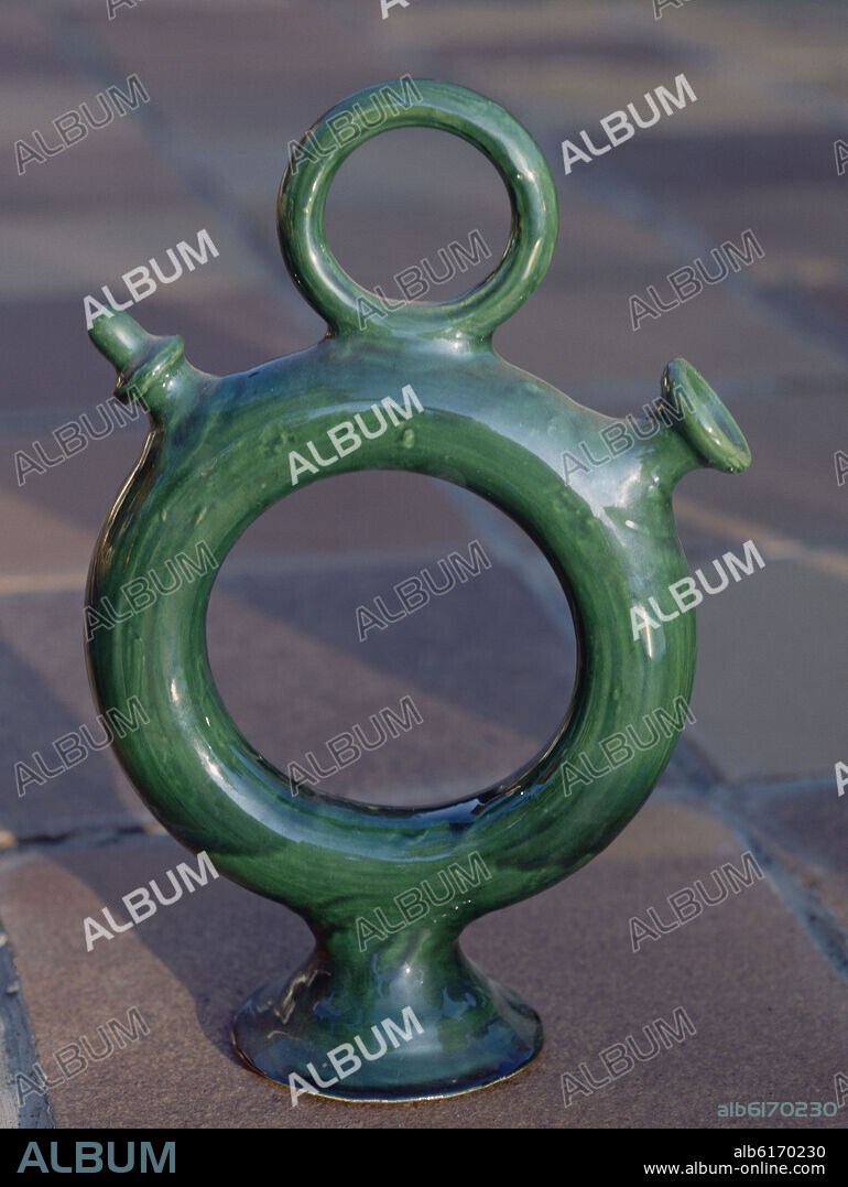 BOTIJO DE ADORNO CON FORMA DE ARO VIDRIADO EN VERDE - ARTE POPULAR S XX.