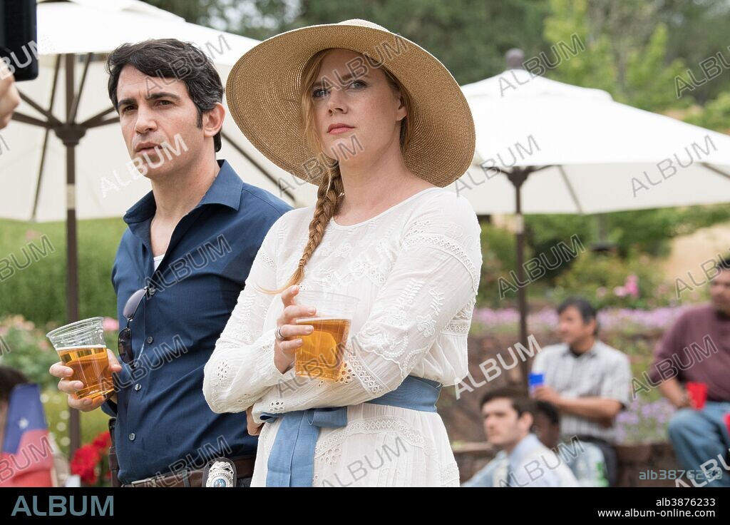 AMY ADAMS y CHRIS MESSINA en HERIDAS ABIERTAS, 2018 (SHARP OBJECTS), dirigida por JEAN-MARC VALLEE. Copyright BLUMHOUSE PROD/EONE TV. Temporada 1.