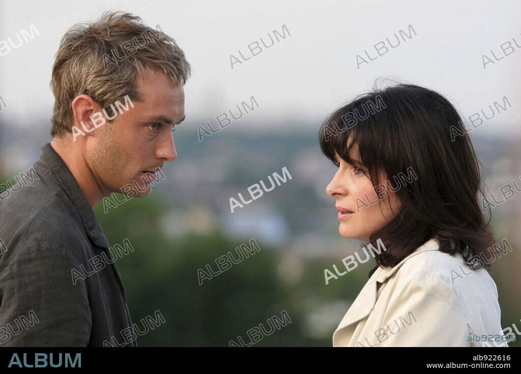 JUDE LAW and JULIETTE BINOCHE in BREAKING AND ENTERING, 2006, directed by ANTHONY MINGHELLA. Copyright MIRAMAX FILMS / SPARHAM, LAURIE.