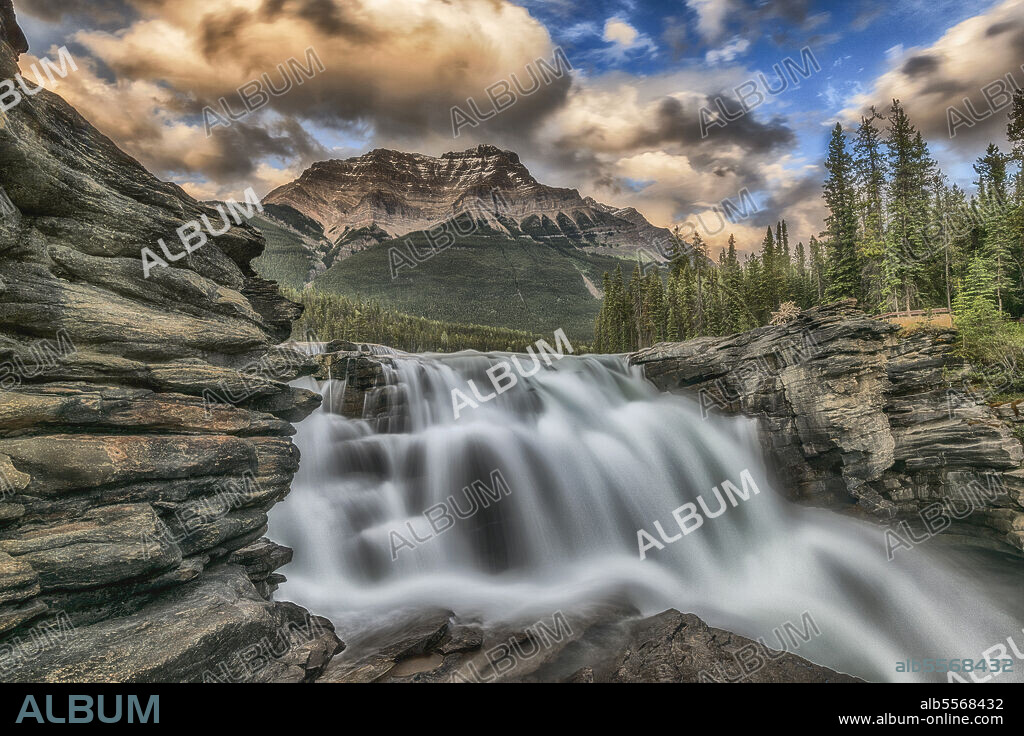 Athabasca Falls, Jasper National Park, Alberta, Canada.