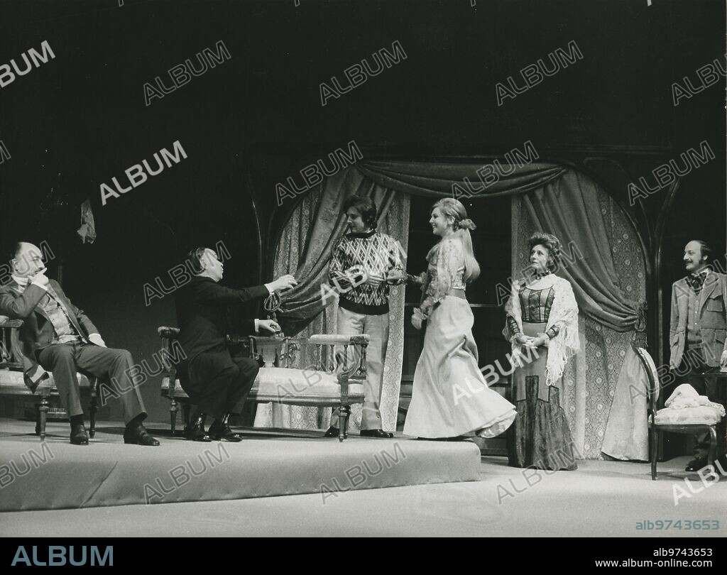 Madrid, 27/01/1973. En el Teatro Reina Victoria: "La profesión de la Señora Warren", de Bernard Shaw. De izquierda a derecha Manuel Collado, Manuel Díaz González, Emilio y Julia Gutiérrez Caba, María José Alfonso y Raúl Sender.