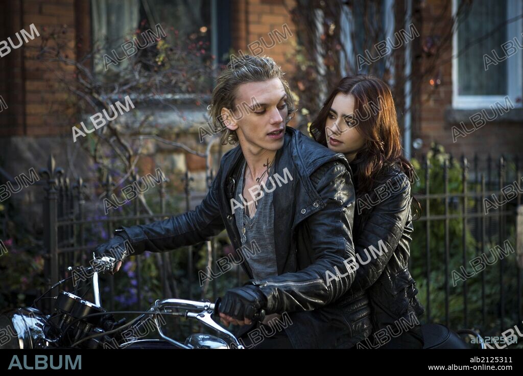 LILY COLLINS en CAZADORES DE SOMBRAS: CIUDAD DE HUESO, 2013 (MORTAL INSTRUMENTS, THE: CITY OF BONES), dirigida por HARALD ZWART. Copyright CONSTANTIN FILM PRODUKTION.