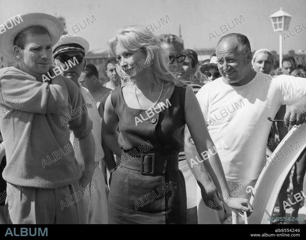 Orig. bildtext... MARINA VLADY AND ROBERT HOSSEIN IN VENICE Venice 1959-08-26 The French actress Marina Vlady and her husband film-director Robert Hossein reached yesterday Venice to attend the performance of their last film Les Espions at the cinema festival. Photo shows: Marina Vlady and Robert Hossein on their arrival in Venice. Anm. M Vlady, eg. de Poliakoff-Baidaroff, f. 1938, fransk skådespelerska. R Hossein, f. 1927, fransk skådespelare, regissör och författare. Festivaler Skärp Halsband Leende Filmfestivaler Pärlhalsband CD523 persons: ROBERT HOSSEIN;MARINA VLADY sites: FRANKRIKE*;VENEDIG;ITALIEN.