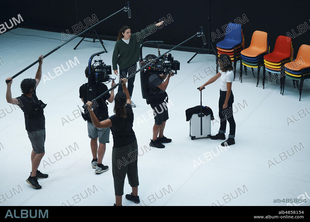 BARBARA LENNIE y IRENE ESCOLAR en ESCENARIO O, 2020, dirigida por CARLOS MARQUES-MARCET. Copyright HBO. Hermanas.
