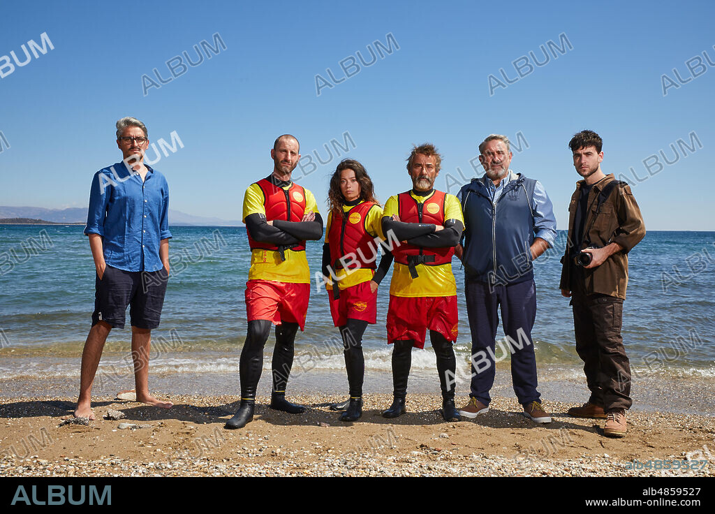 ANNA CASTILLO, DANI ROVIRA, EDUARD FERNANDEZ, MARCEL BARRENA y SERGI LOPEZ en MEDITERRANEO, 2021, dirigida por MARCEL BARRENA. Copyright ARCADIA MOTION PICTURES/CADOS PRODUCCIONES/FASTEN FILMS/ICEC.