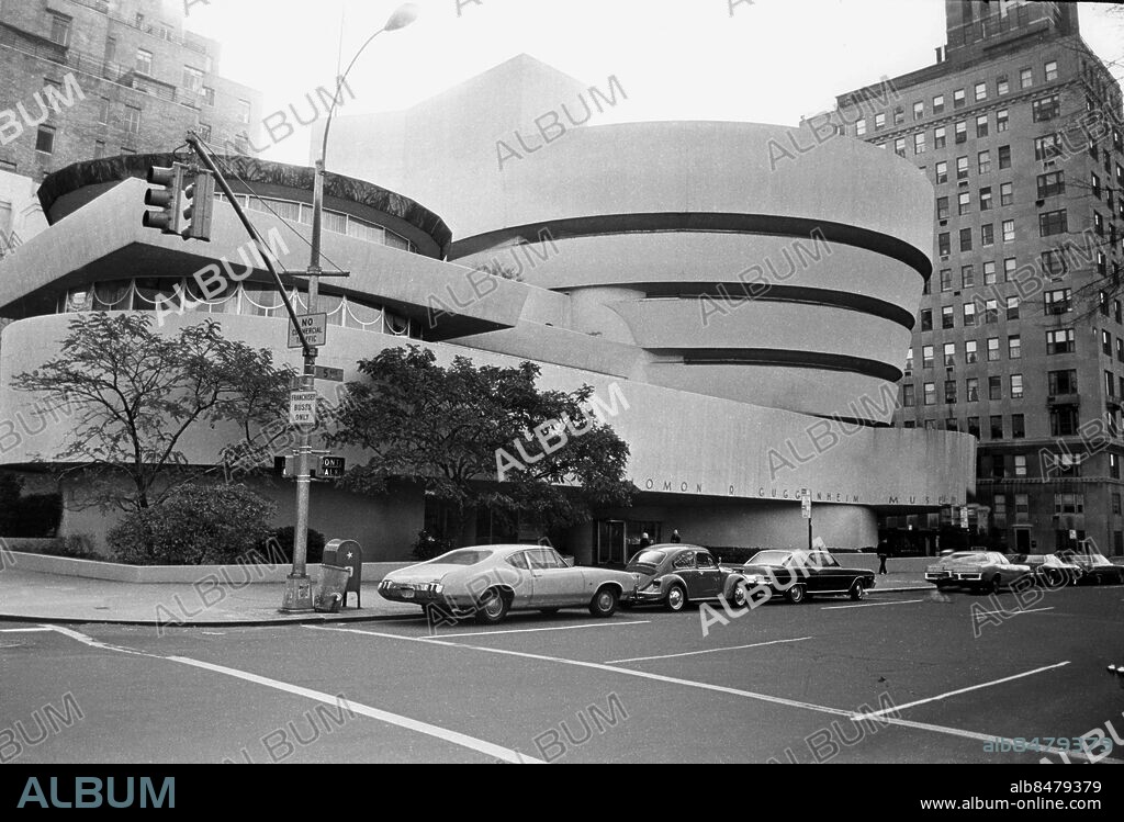 SEKLET-KULTUR-70 Guggenheimmuseet (Solomon R. Guggenheim museum) invigs i New York den 21 oktober 1959. Den spiralformade byggnaden, ritad av arkitekten Frank Lloyd Wright,rymmer en av världens förnämsta samlingar av modern konst. Bilden är tagen i december 1975. Foto: Hans T Dahlskog Kod: 1003/9909 COPYRIGHT PRESSENS BILD.