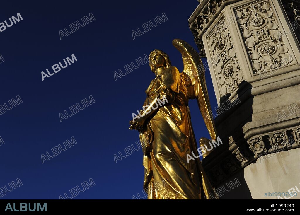ANTON DOMINIK FERNKORN. CROACIA. ZAGREB. Monumento construido en 1878, y dedicado a la Virgen María. Detalle de uno de los cuatro ángeles dorados ubicados sobre la peana de la fuente. Plaza Kaptol.