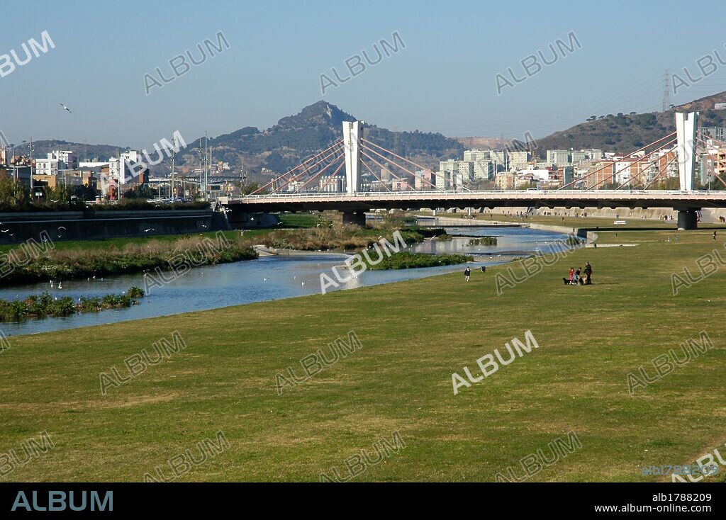 CATALUÑA. SANT ADRIA DEL BESOS. Vista general del PARQUE DEL RIO BESOS, nuevo espacio de uso lúdico y deportivo con amplias zonas verdes y carril bici. Comarca del Barcelonès. Provincia Barcelona.