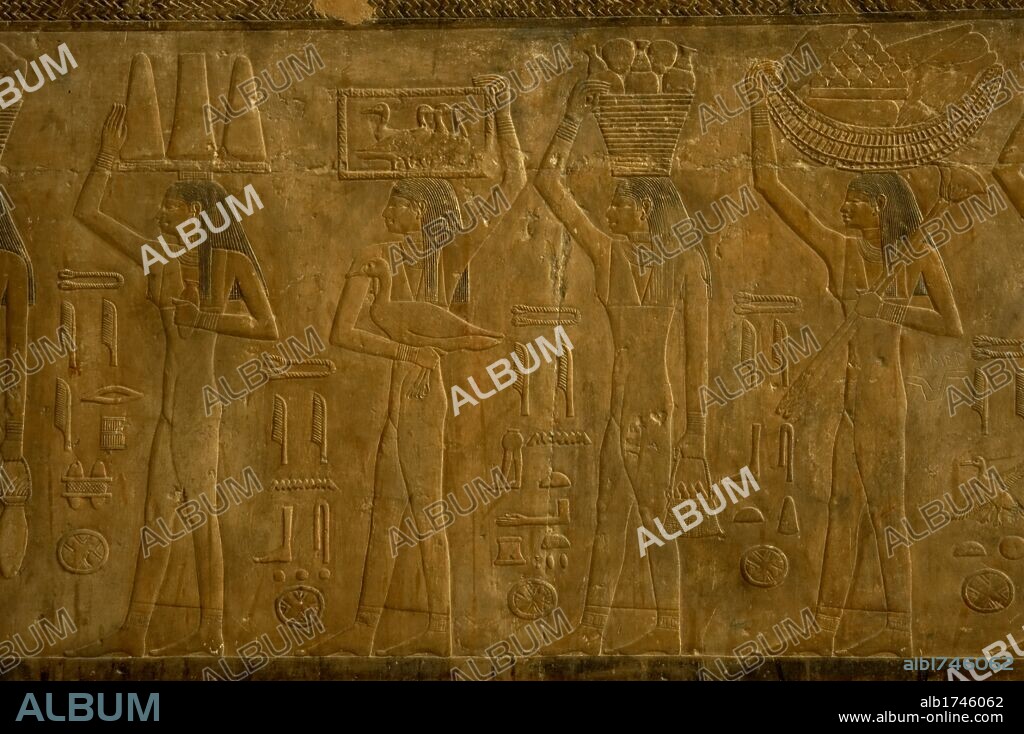ARTE EGIPCIO. IMPERIO ANTIGUO. V DINASTIA. MASTABA DE TI. Bajorrelieve que representa una ESCENA CON PROCESION DE ESCLAVAS PORTADORAS DE PRESENTES. SAKKARA. Egipto.