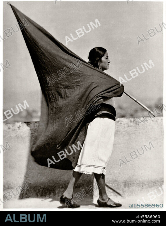 TINA MODOTTI. Modotti, Tina Photographe italo-mexicaine ; 1896-1942. "Femme travaillant dans une mine en grève à Xalisco", 1928. Photo.