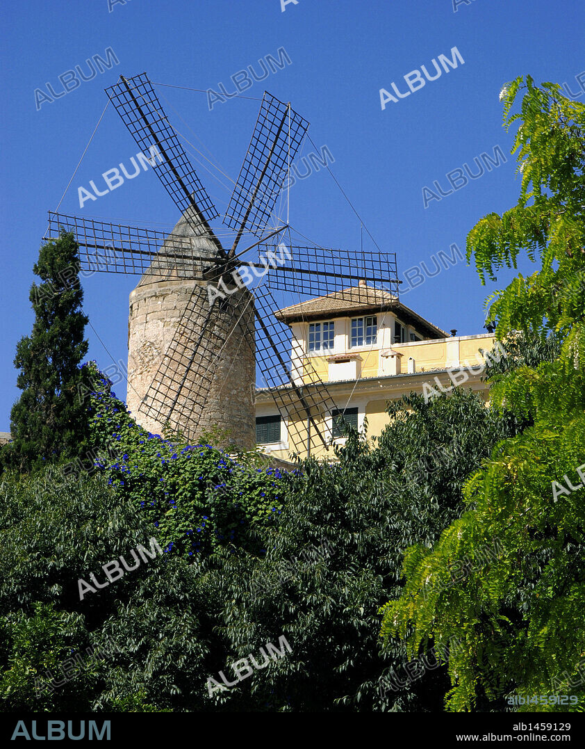 Molino de viento en el barrio viejo. Palma de Mallorca. Islas Baleares. España.