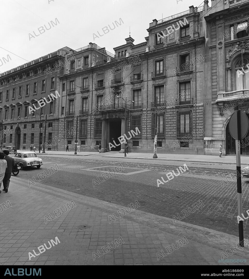 DIEGO DE VILLANUEVA (1715-1774). FACHADA NEOCLASICA DE LA ACADEMIA DE SAN FERNANDO - ANTIGUO PALACIO GOYENECHE - SIGLO XVIII - FOTOGRAFIA EN BLANCO Y NEGRO - AÑOS 60.