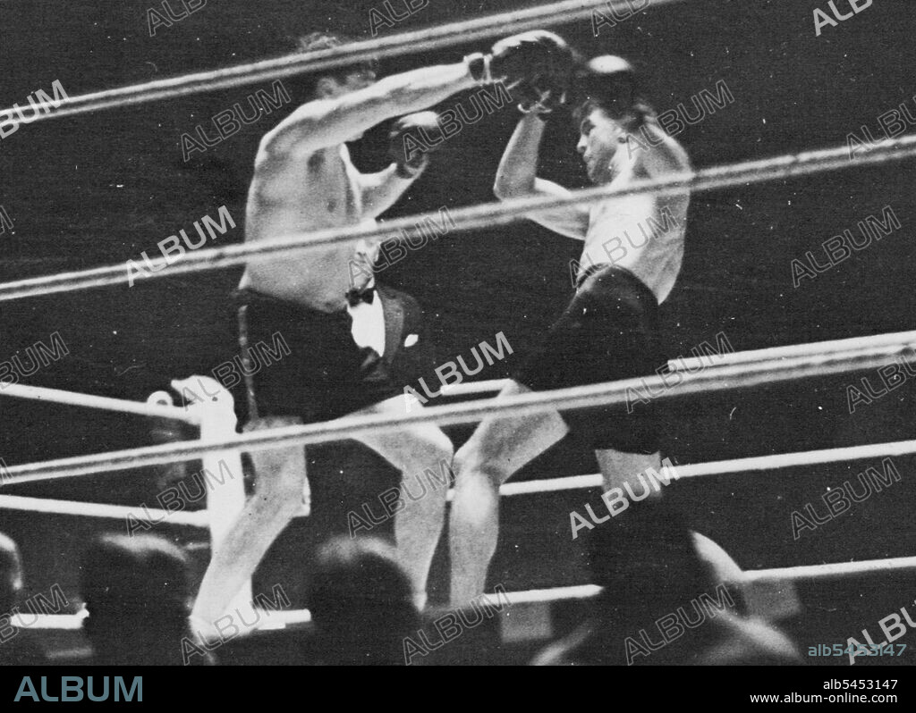 Strickland (right) avoiding a right from Loughran.Tommy Loughran (U.S.A.) beat Maurice Strickland (New Zealand) on points in their bout at the Wembley Pool, London tonight. November 12, 1935. (Photo by The International Graphic Press Ltd.).