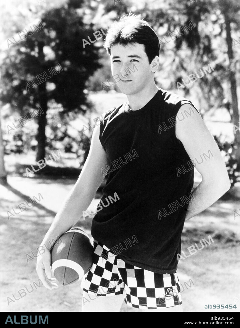 JOHN CUSACK en MÁS VALE MUERTO, 1985 (BETTER OFF DEAD.. .), dirigida por SAVAGE STEVE HOLLAND. Copyright A&M FILMS.