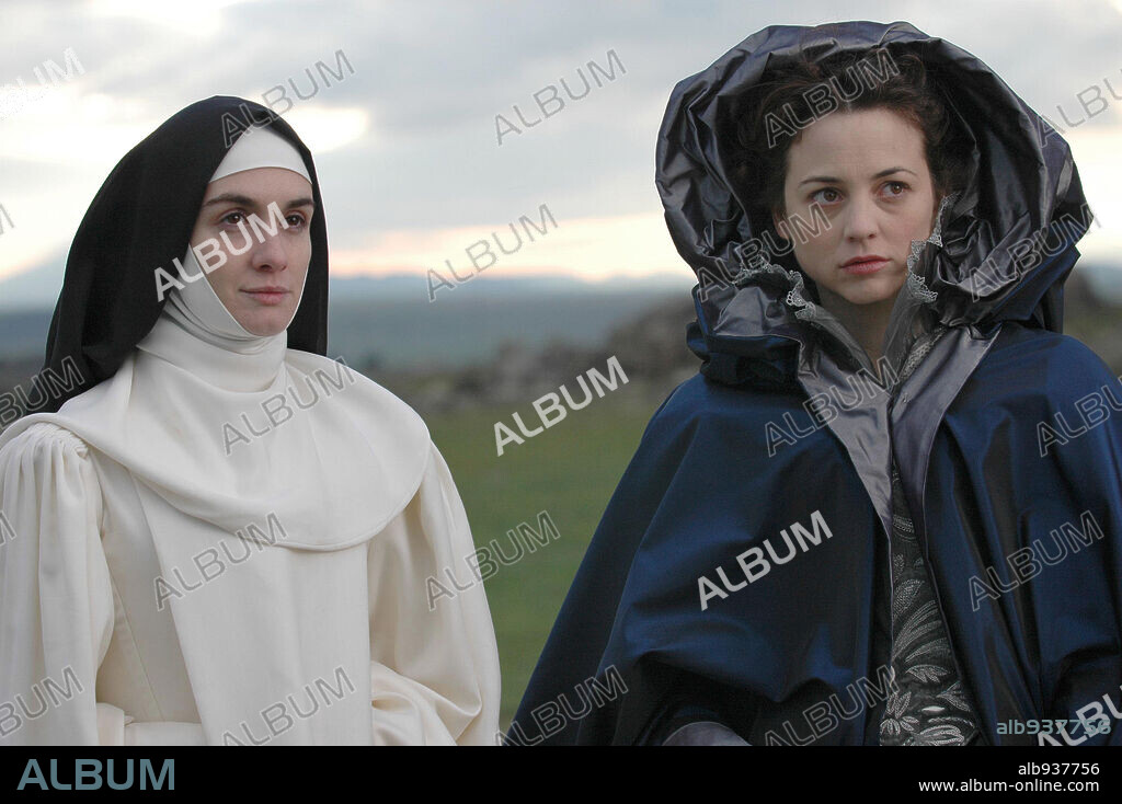 LEONOR WATLING y PAZ VEGA en TERESA, EL CUERPO DE CRISTO, 2007, dirigida por RAY LORIGA. Copyright LOLAFILMS S.A.