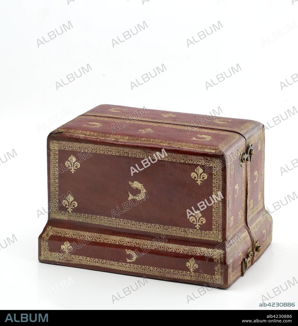 ANÓNIMO. Anónimo / 'Estuche para arqueta recubierta de camafeos'. 1650 - 1711. Cuero, Madera, Metal, Tela, 14 x 20,5 cm.
