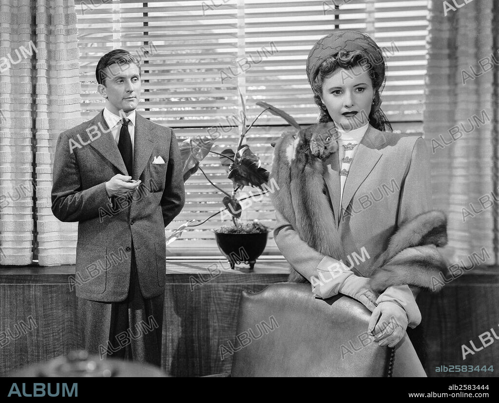 BARBARA STANWYCK y KIRK DOUGLAS en EL EXTRAÑO AMOR DE MARTHA IVERS, 1946 (THE STRANGE LOVE OF MARTHA IVERS), dirigida por LEWIS MILESTONE. Copyright PARAMOUNT PICTURES.