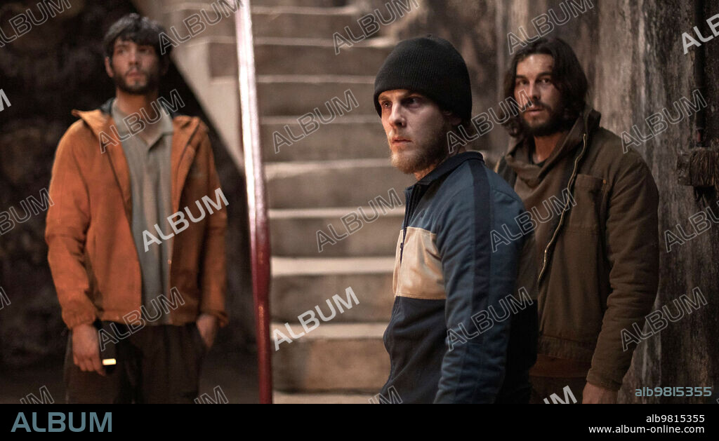 DIEGO CALVA, MARIO CASAS y PATRICK CRIADO en BIRD BOX BARCELONA, 2023, dirigida por ALEX PASTOR y DAVID PASTOR. Copyright NOSTROMO PICTURES.