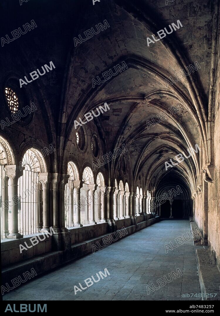 GALERIA DEL CLAUSTRO - SIGLO XIII - ARQUERIA ROMANICA Y BOVEDA DE CRUCERIA GOTICA - TRANSICION ROMANICO GOTICO.