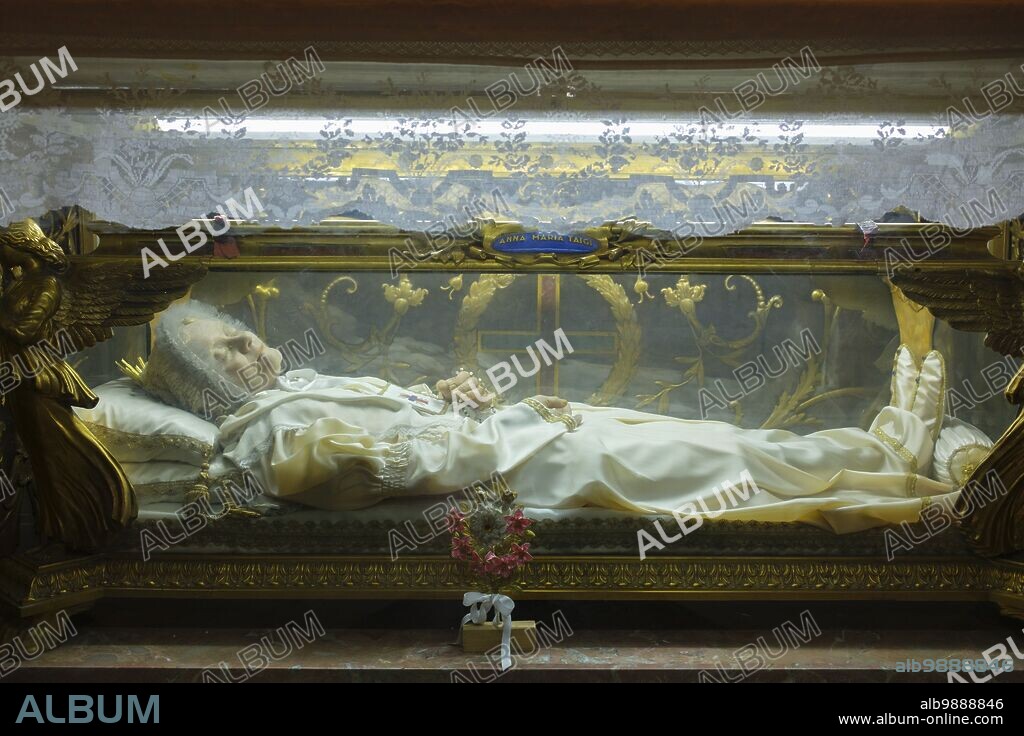 Italy: The shrine of the Christian Mystic Blessed Anna Maria Taigi, San Crisogono (Basilica di San Crisogono), Piazza Sidney Sonnino, Rome. The Basilica di San Crisogono is dedicated to the martyr Saint Chrysogonus and was originally built in the 4th century under the auspices of Pope Sylvester (285 - 335). Anna Maria Taigi (1769 - 1837), born Anna Maria Giannetti, was an Italian Roman Catholic professed member from the Secular Trinitarians. Taigi experienced a series of ecstasies during her life and was reported to have heard the voices of God and Jesus Christ on several occasions.