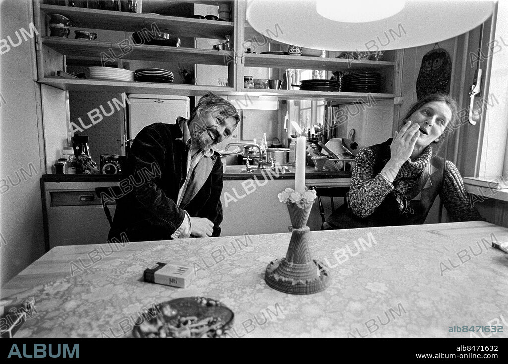 SKARA 1971-11-22.. Skådespelarna Bärbel och Per Oscarsson i sitt hem Trestena gård utanför Skara.. Foto: Bertil S-son Åberg / RiR / SVT / Kod: 5600. Reportage publ. i RiR 50/71 sid. 12-13, 54 inför långfilmen Oss emellan, i TV.. RiR 20315 sv/v neg.