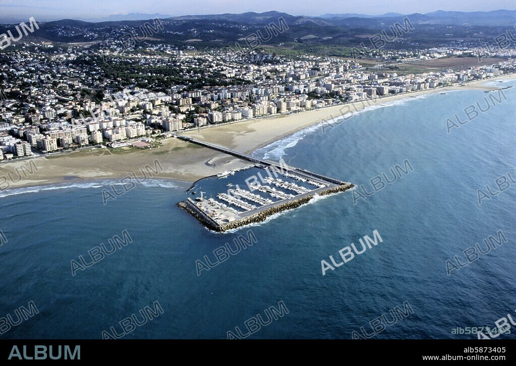 Calafell, vista aérea con puerto deportivo y pueblo (Baix Penedès / Costa Dorada).
