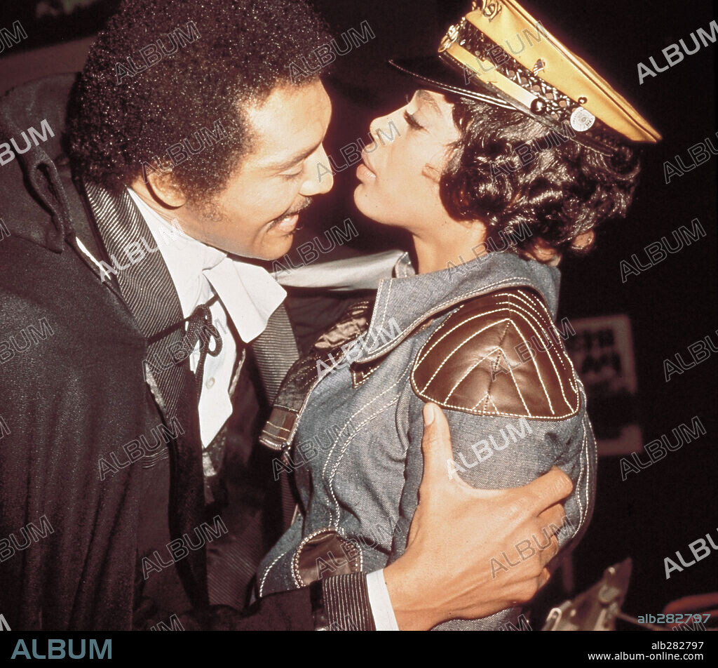 VONETTA McGEE y WILLIAM MARSHALL en DRÁCULA NEGRO, 1972 (BLACULA), dirigida por WILLIAM CRAIN. Copyright AIP.