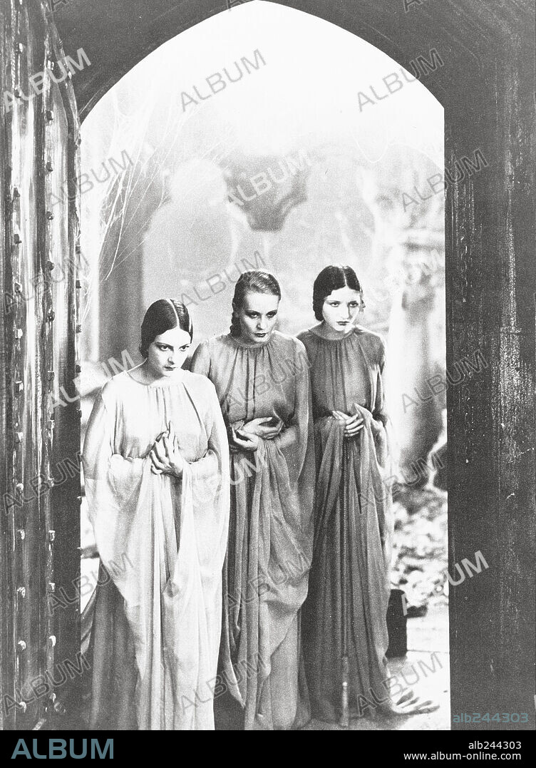 CORNELIA THAW, DOROTHY TREE and GERALDINE DVORAK in DRACULA, 1931, directed by TOD BROWNING. Copyright UNIVERSAL PICTURES.