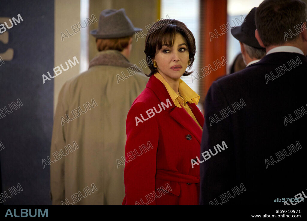 MONICA BELLUCCI en DIABOLIK: ¡GINKO AL ATAQUE!, 2022 (DIABOLIK-GINKO ALL'ATTACOO!), dirigida por ANTONIO MANETTI y MARCO MANETTI. Copyright Mompracem srl.