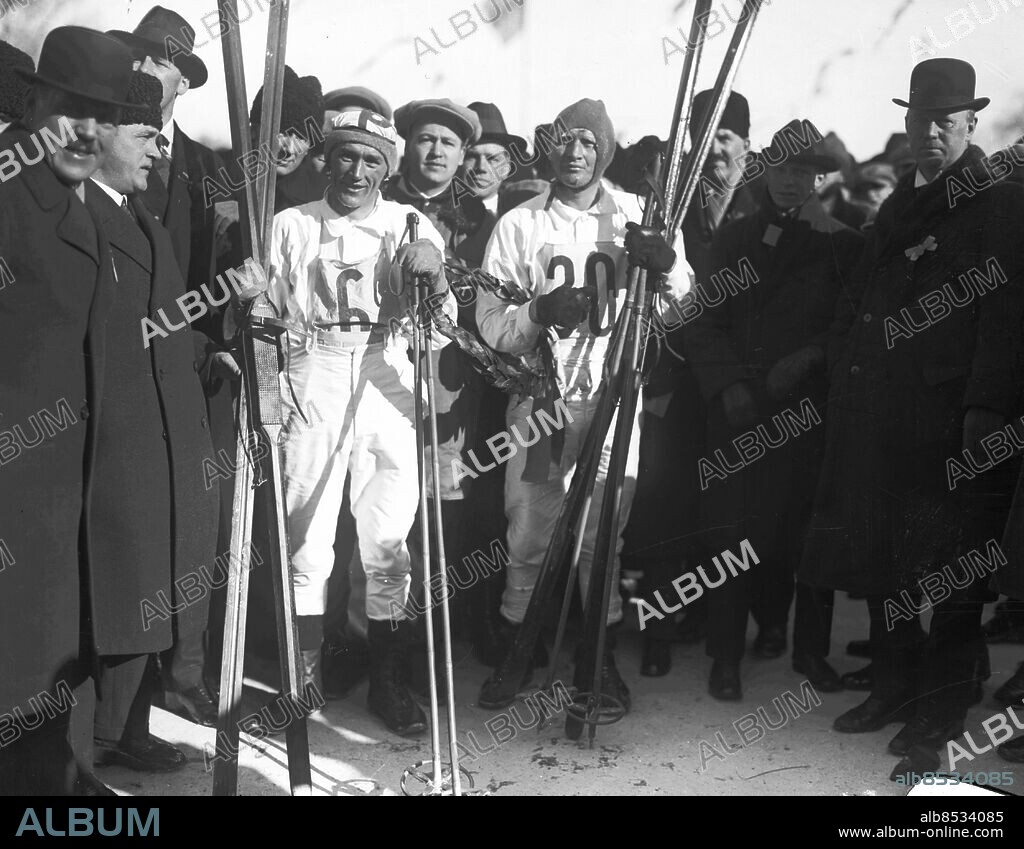 11 mars 1928 Mora. Vasaloppet 1928. 1928 åkte Per-Erik Hedlund nu för Särna och Sven Utterström, Boden, dött lopp och åkte i mål hand i hand på tiden 5.33.23. Båda "trädde armarna i lagerkransen och läto film- och kameramän föreviga det stolta ögonblicket". Kranskulla:. Stina Eriksson. *** Local Caption *** GT Låda 1928-08. KAMERAREPORTAGE.
