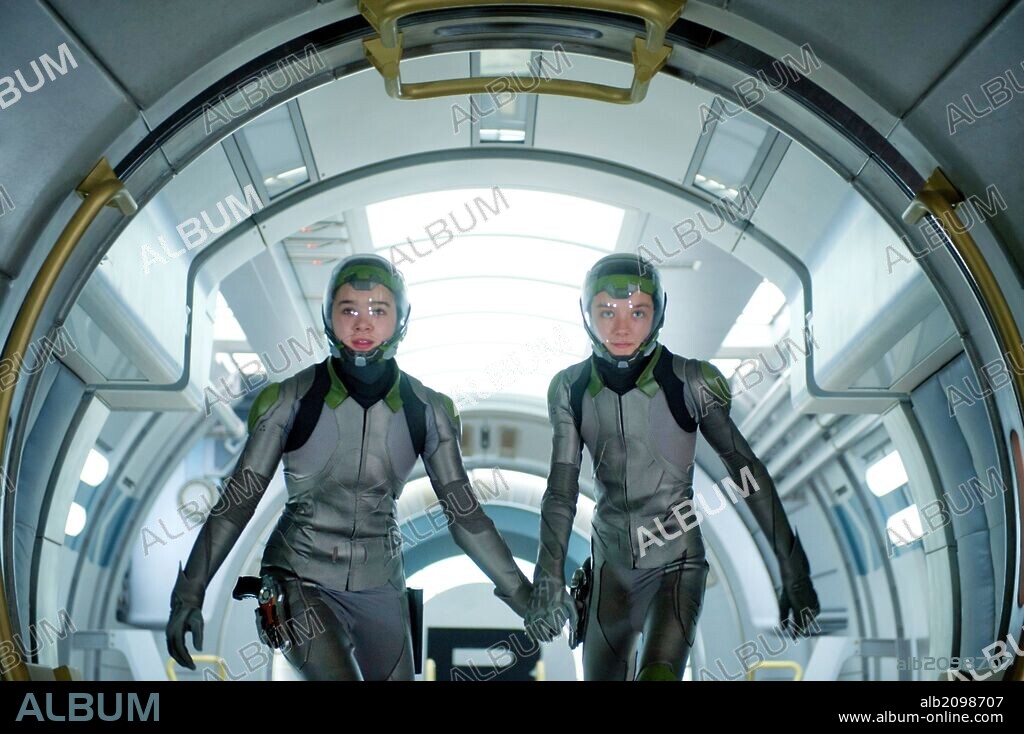 ASA BUTTERFIELD y HAILEE STEINFELD en EL JUEGO DE ENDER, 2013 (ENDER'S GAME), dirigida por GAVIN HOOD. Copyright ODD LOT ENTERTAINMENT.