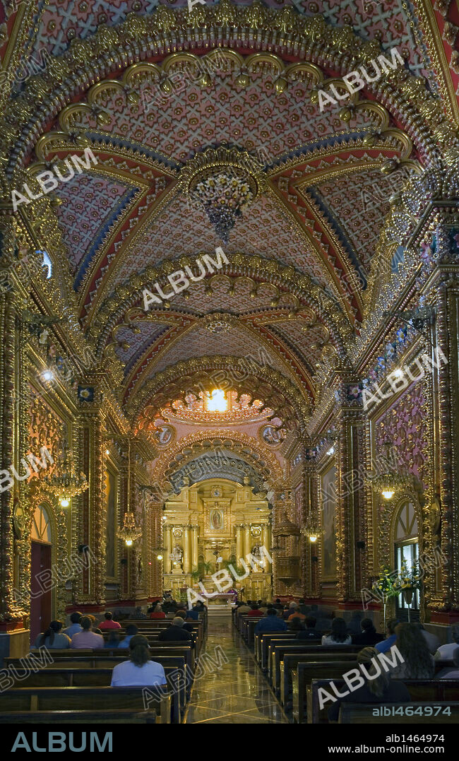 CELEBRACION DE MISA en el interior del SANTUARIO DE GUADALUPE o TEMPLO DE SAN DIEGO (1708-1716). Situado en el centro histórico de la ciudad, declarado Patrimonio de la Humanidad por la UNESCO. MORELIA. Estado de Michoacán. México.